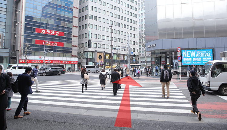 Cross the intersection in front of Shimbashi station.