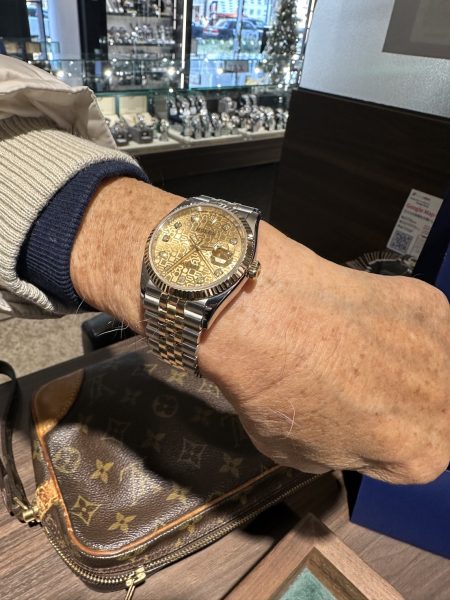 今回ロレックス デイトジャスト36 10Pダイヤ 126233G シャンパン 彫りコンピューター 5列 ジュビリーブレスをご成約いただきました!