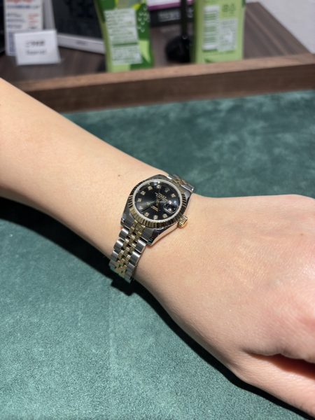 今回はロレックス デイトジャスト 10Pダイヤ 179173G ブラックをご成約いただきました！