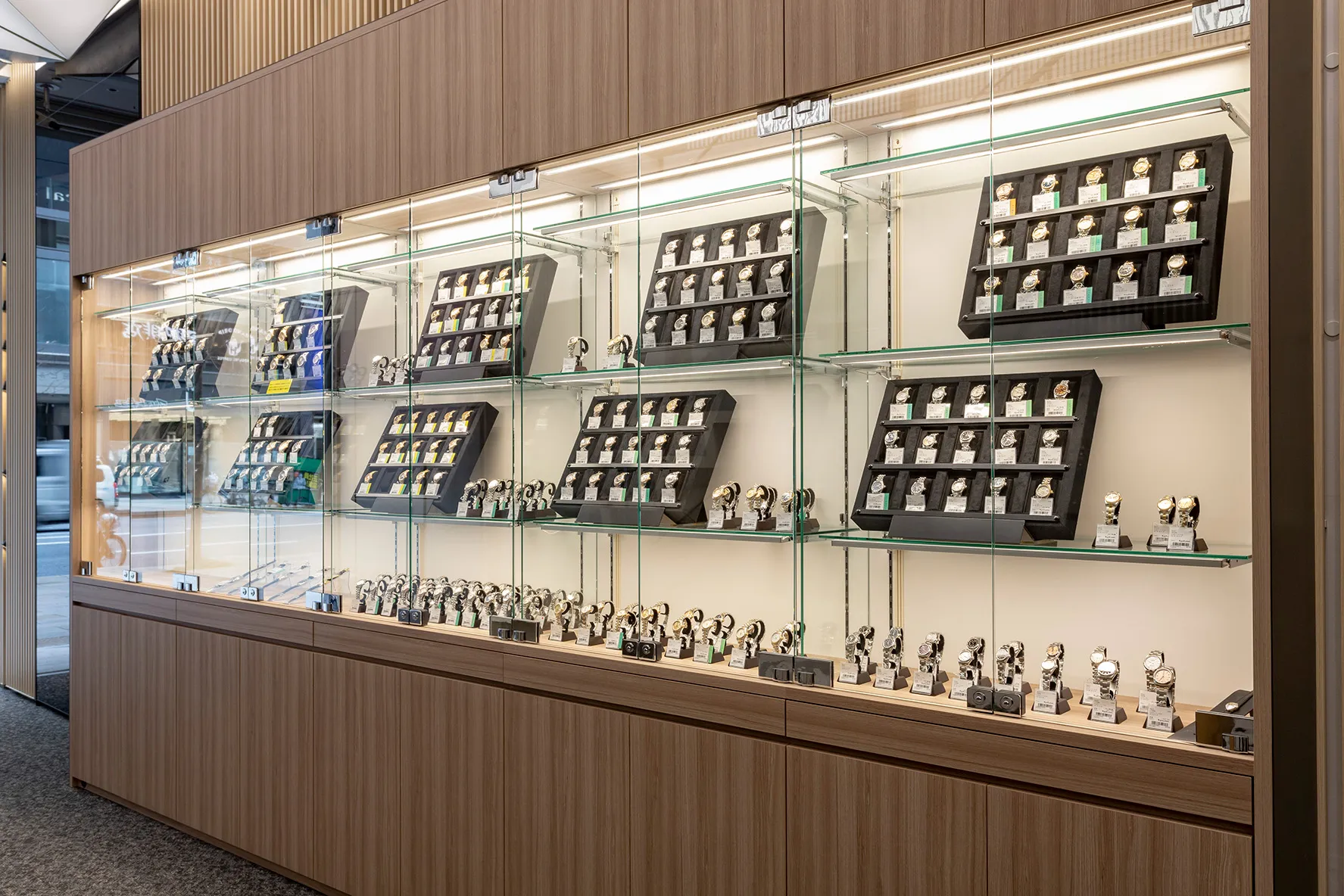 銀座中央通り店 店内画像5
