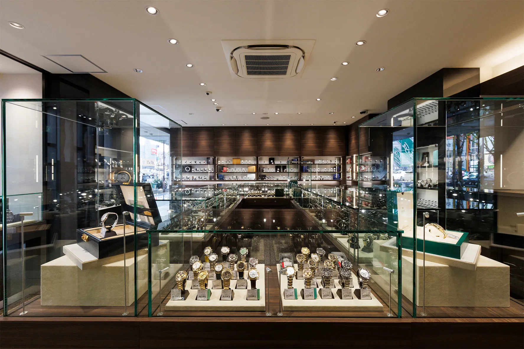 心斎橋店　店内イメージ1